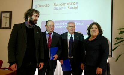 Desde la derecha, María Silvestre, el rector de Deusto, José María Guibert; el decano de la Facultad de Ciencias Sociales y Humanas, José Antonio Rodríguez Ranz, y el coordinador técnico del Barómetro, Braulio Gómez, en la presentación de los datos.