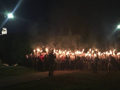 Decenas de personas con antorchas protestan el sábado en contra de la retirada de una estatua del general Lee en ese parque de Charlottesville