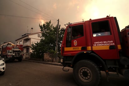Un vehículos de la UME en labores de extinción del incendio forestal que afecta al Parque de Las Médulas, el domingo.