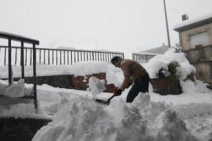 Un hombre quita la nieve en Asturias, el 15 de noviembre.