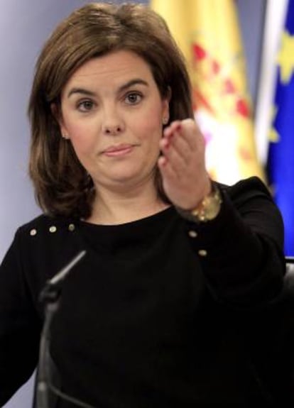 La vicepresidenta del Gobierno, Soraya Sáenz de Santamaría, durante la rueda de prensa que ha ofrecido junto al ministro de Economía y Competitividad, Luis de Guindos, tras la reunión del Consejo de Ministros, hoy en Madrid.