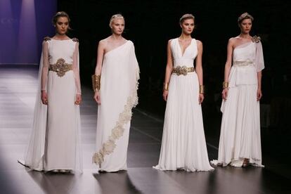 Unas modelos lucen hoy creaciones de Matilde Cano, durante la tercera jornada de la Barcelona Bridal Week 