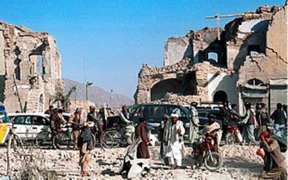 Habitantes de Kandahar entre las ruinas de varias casas que, afirman, fueron destruidas por los bombardeos estadounidenses.