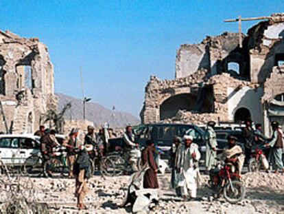 Habitantes de Kandahar entre las ruinas de varias casas que, afirman, fueron destruidas por los bombardeos estadounidenses.