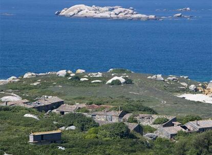 Vista del antiguo asentamiento de la isla de Sálvora.