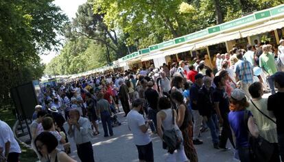 Asistentes a la Feria del Libro que se celebra en Madrid.