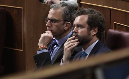 Los diputados de Vox, Javier Ortega Smith e Iván Espinosa de los Monteros, en el pleno del Congreso el pasado martes.