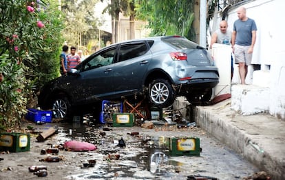 Un grupo de personas observa los daños ocasionados tras un terremoto en la provincia turca de Mugla (Turquía).