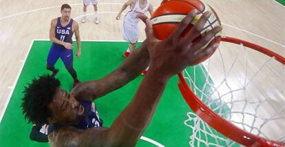 DeAndre Jordan, de Estados Unidos, encesta en las semifinales contra España.