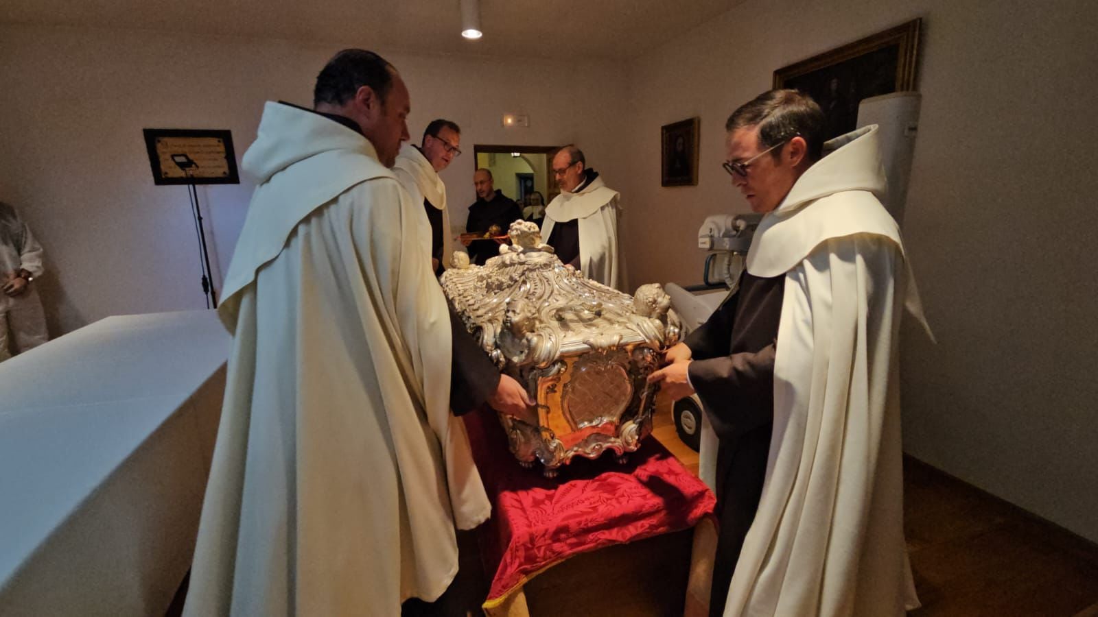 La emoción de contemplar las reliquias de Santa Teresa de Jesús tras 110 años ocultas: “Siguen incorruptas” 