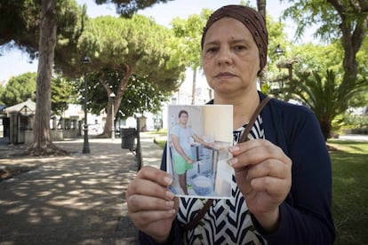 Khadija muestra una foto de su hijo Ilias, muerto en el centro de menores de Tierras Oria (Almería).