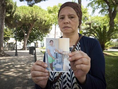 Khadija muestra una foto de su hijo Ilias, muerto en el centro de menores de Tierras Oria (Almería).