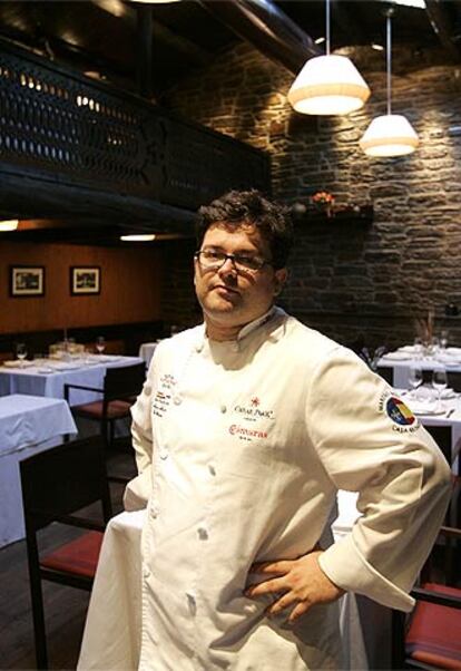 El cocinero Marcos Morán en Casa Gerardo. Arriba, una sardina.