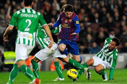 Leo Messi takes the ball round the Betis defense during the teams&rsquo; Liga meeting in January.