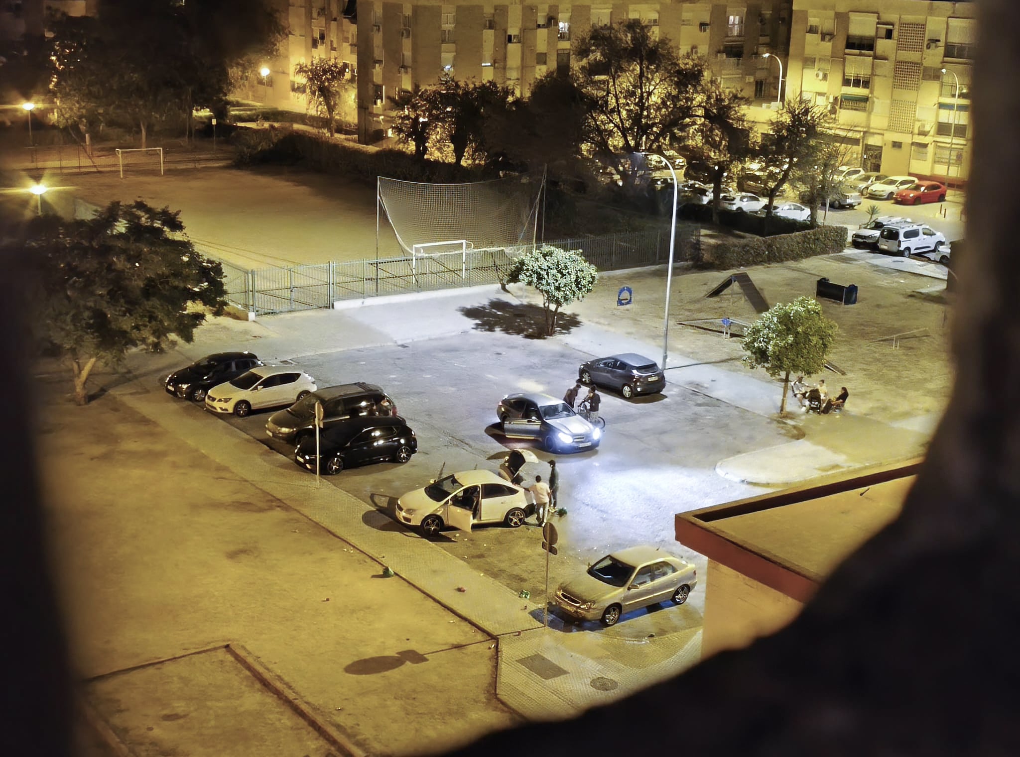 Varios jóvenes, durante una de las fiestas nocturnas en La Oliva, la semana pasada, en una imagen cedida por un vecino.