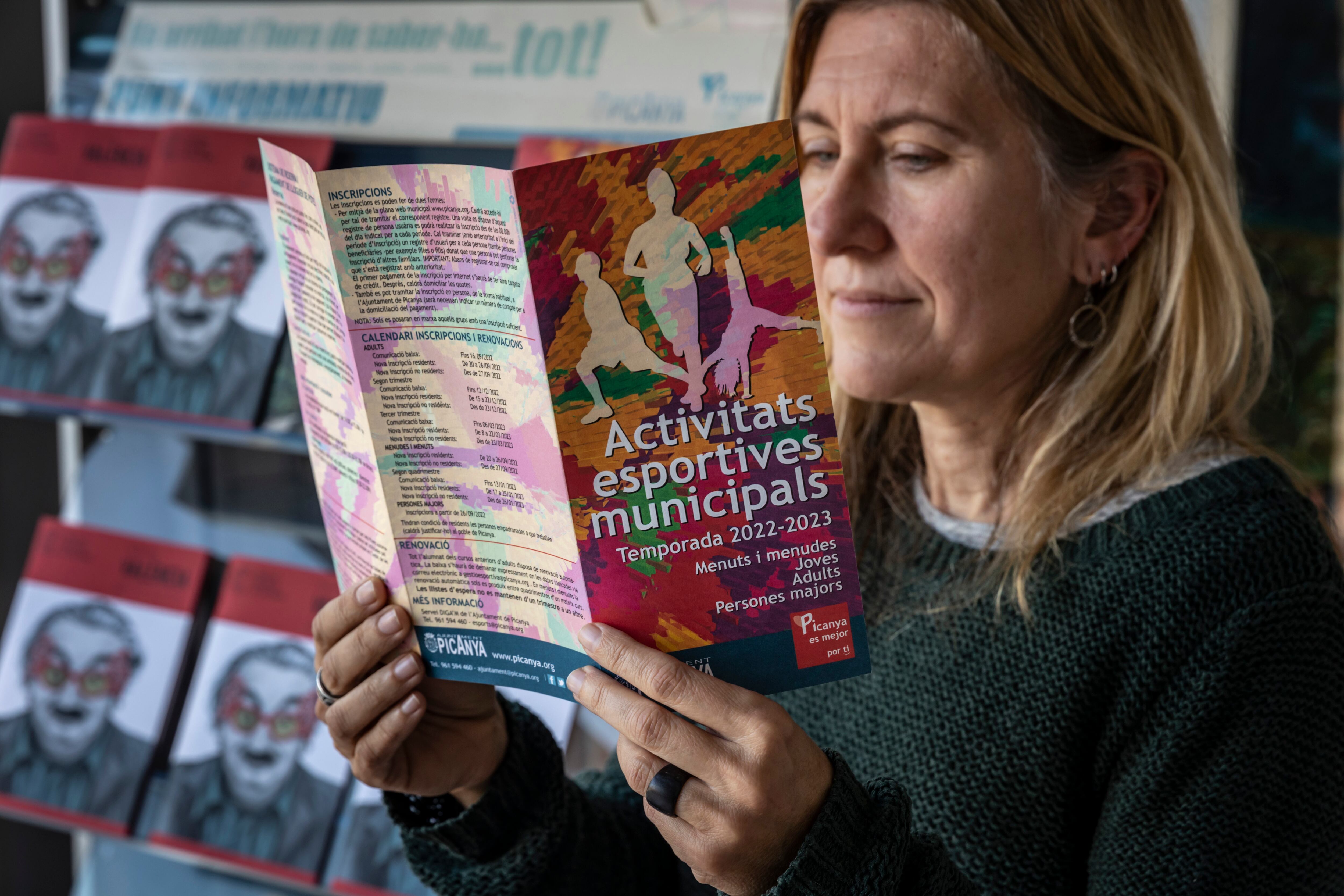 Una lectora de un folleto en valenciano, en el Ayuntamiento de PIcanya. 