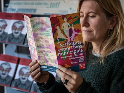 Una mujer lee un folleto en valenciano en el Ayuntamiento de Picanya.