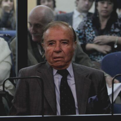 Carlos Menem, ayer, ante el tribunal que le absolvió.