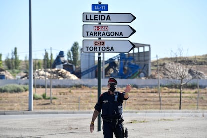 Un 'mosso', en un control a la entrada de la comarca leridana del Segrià.