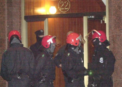 Agentes de la Ertzaintza custodian el domicilio de uno de los detenidos.