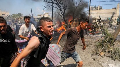 Varios hombres trasladan a un herido tras un bombardeo israelí en la zona de Al Mawasi, este sábado.