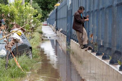 Un habitante intenta avanzar, sujetándose en una reja, por una calle inundada. Muchas vías de comunicación se vieron afectadas por las lluvias, que han causado un auténtico caos vial en muchas arterias de la ciudad brasileña.