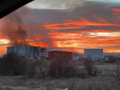Imagen del fuego que ha afectado a la factoría de Cascajares.