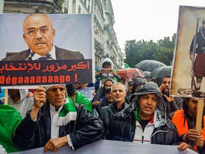 Un manifestante argelino sostiene una pancarta crítica con el ex primer ministro Ahmed Ouyahia, a mediados de abril en la ciudad de Annaba.