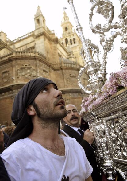 <b>MARTES SANTO. Sevilla.</b> Un costalero durante el cambio de cuadrilla del paso de palio de la Hermandad de El Cerro, a su salida de la Catedral.