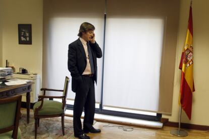 Santiago Pedraz habla por el móvil en su despacho de la Audiencia Nacional el 5 de mayo de 2010.
