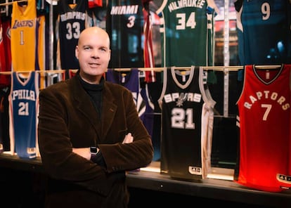 Ferran Martinez posa con camisetas de la NBA.