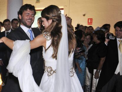 Una pareja de recién casados abre el baile de celebración de su boda.