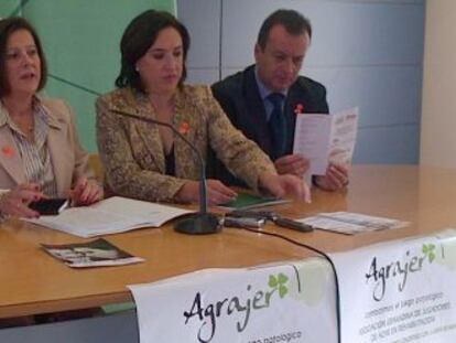 La consejera, Mar&iacute;a Jos&eacute; Sanchez, con representantes de Fajer esta ma&ntilde;ana en Granada. 