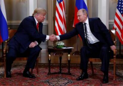 El presidente de EE UU, Donald Trump (izq.) y su homólogo ruso, Vladímir Putin, este lunes en Helsinki.