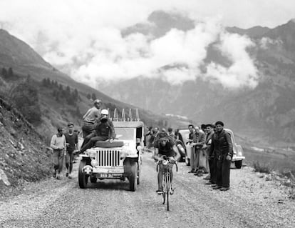 Ferdi Kubler, durante una de sus grandes cabalgadas del Tour, la etapa de Brian&ccedil;on de 1949.