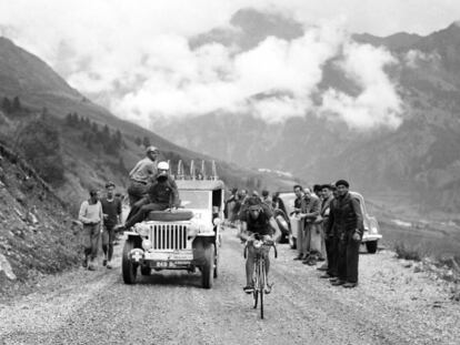 Ferdi Kubler, durante una de sus grandes cabalgadas del Tour, la etapa de Brian&ccedil;on de 1949.