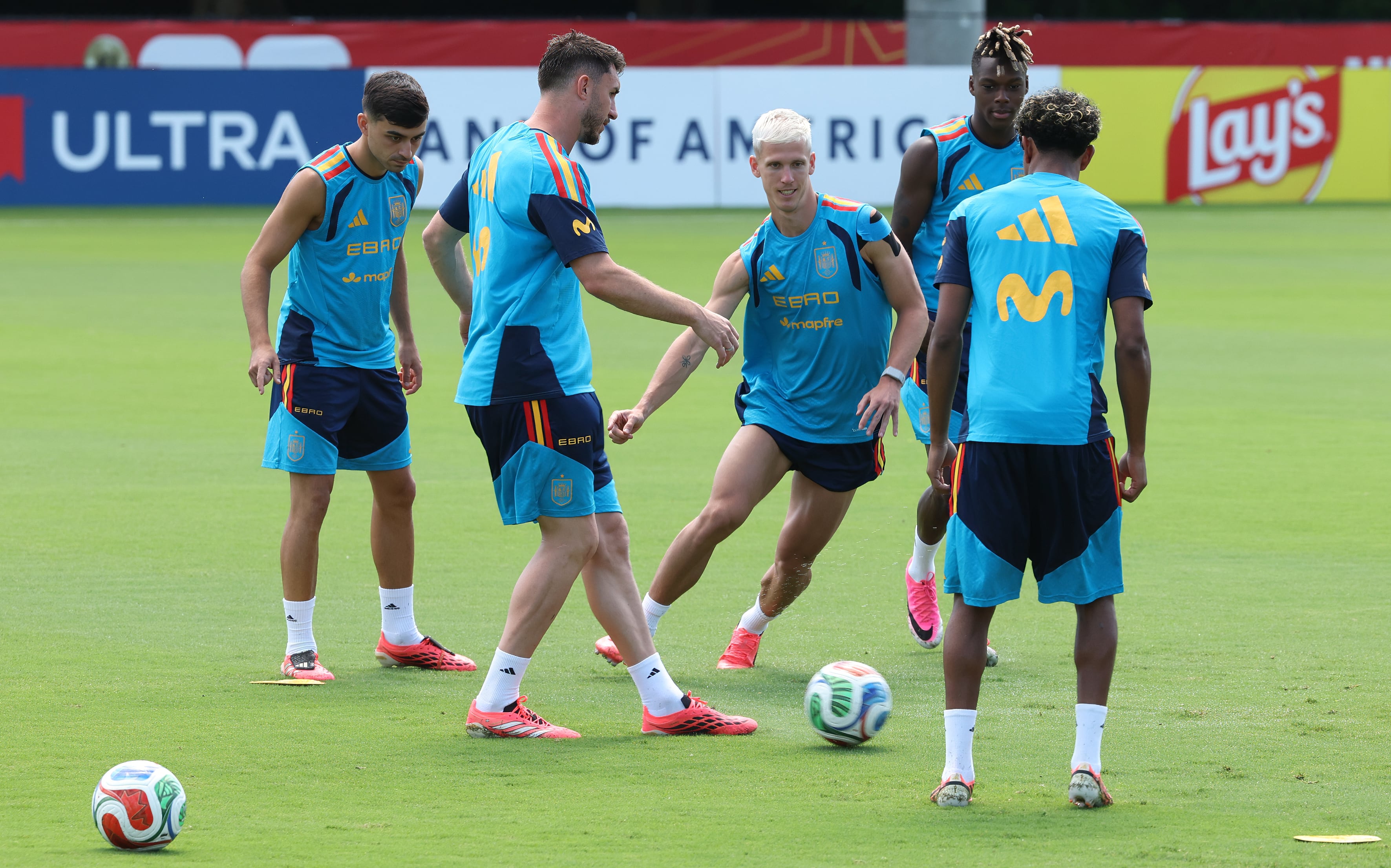 Pedri, Laporte, Olmo, Nico y Lamine, durante el entrenamiento de España en Chattanooga.