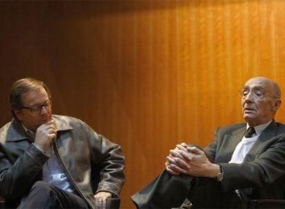 El cineasta brasileño Fernando Meirelles (izquierda) y el escritor portugués José Saramago, ayer en la Casa de América de Madrid.