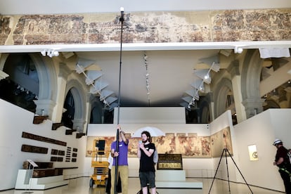 Técnicos del Gobierno de Aragón trabajan en la fotogrametría de las pinturas murales en el MNAC.