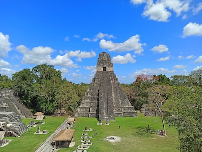 La Gran Plaza en el yacimiento maya de Tikal (Guatemala), un sitio arqueológico reconocido como patrimonio mundial de la Unesco.