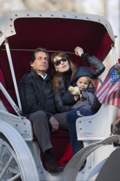 Carla Bruni, Nicolas Sarkozy y la hija de ambos, Julia, en un paseo en carruaje por Nueva York, en abril de 2014.