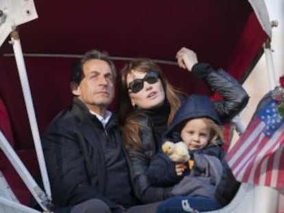 Carla Bruni, Nicolas Sarkozy y la hija de ambos, Julia, en un paseo en carruaje por Nueva York, en abril de 2014.