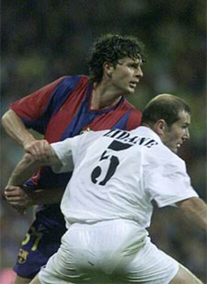 Motta coge a Zidane durante el partido de ayer.