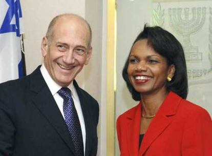 Ehud Olmert y Condoleezza Rice, ayer en Jerusalén.