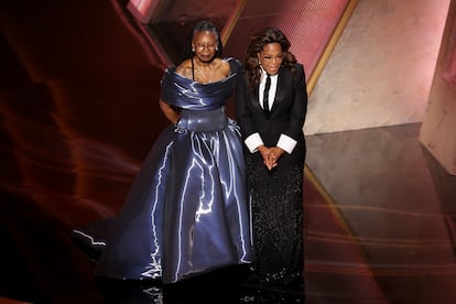 Whoopi Goldberg y Oprah Winfrey regresaron al escenario de los Oscar para presentar una dedicatoria a Quincy Jones, quien produjo y compuso la música para la película 'El color púrpura', que protagonizaron en 1985.