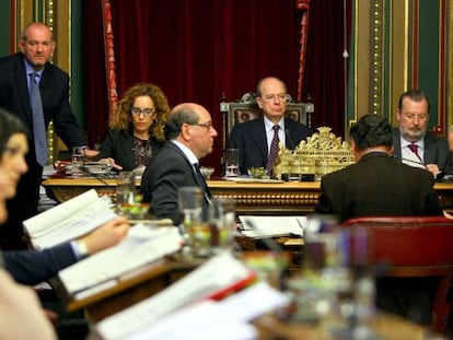 Ibon Areso, en el centro, preside el pleno del Ayuntamiento de Bilbao.