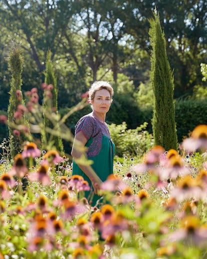 Leticia Rodríguez de la Fuente, en su jardín de La Alcarria.