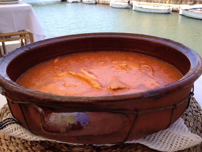 Con babero y cuchara