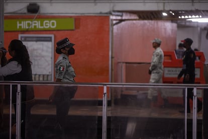 Elementos de la Guardia Nacional en la estación Hidalgo.