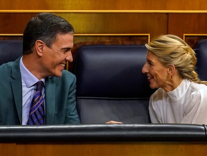 El presidente del Gobierno, Pedro Sánchez, habla con la vicepresidenta segunda y ministra de Trabajo, Yolanda Díaz, en el Congreso en noviembre.